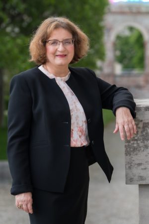 Porträtfoto der Rchtsanwältin Mechthild Kathke-Brech in schwarzem Anzug.