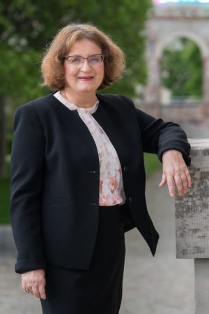 Porträtfoto der Rchtsanwältin Mechthild Kathke-Brech in schwarzem Anzug.