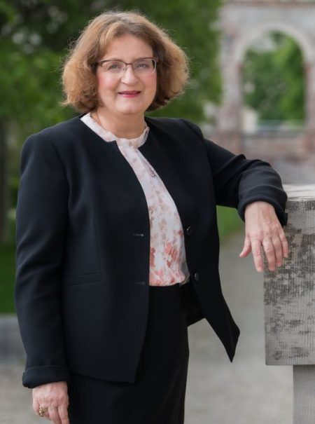 Porträtfoto der Rchtsanwältin Mechthild Kathke-Brech in schwarzem Anzug.